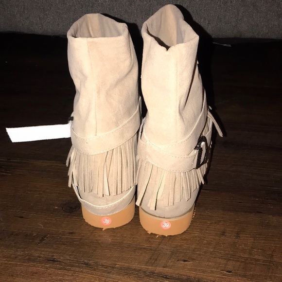 Moccasin style tan ankle boots with buckle - Picture 4 of 6